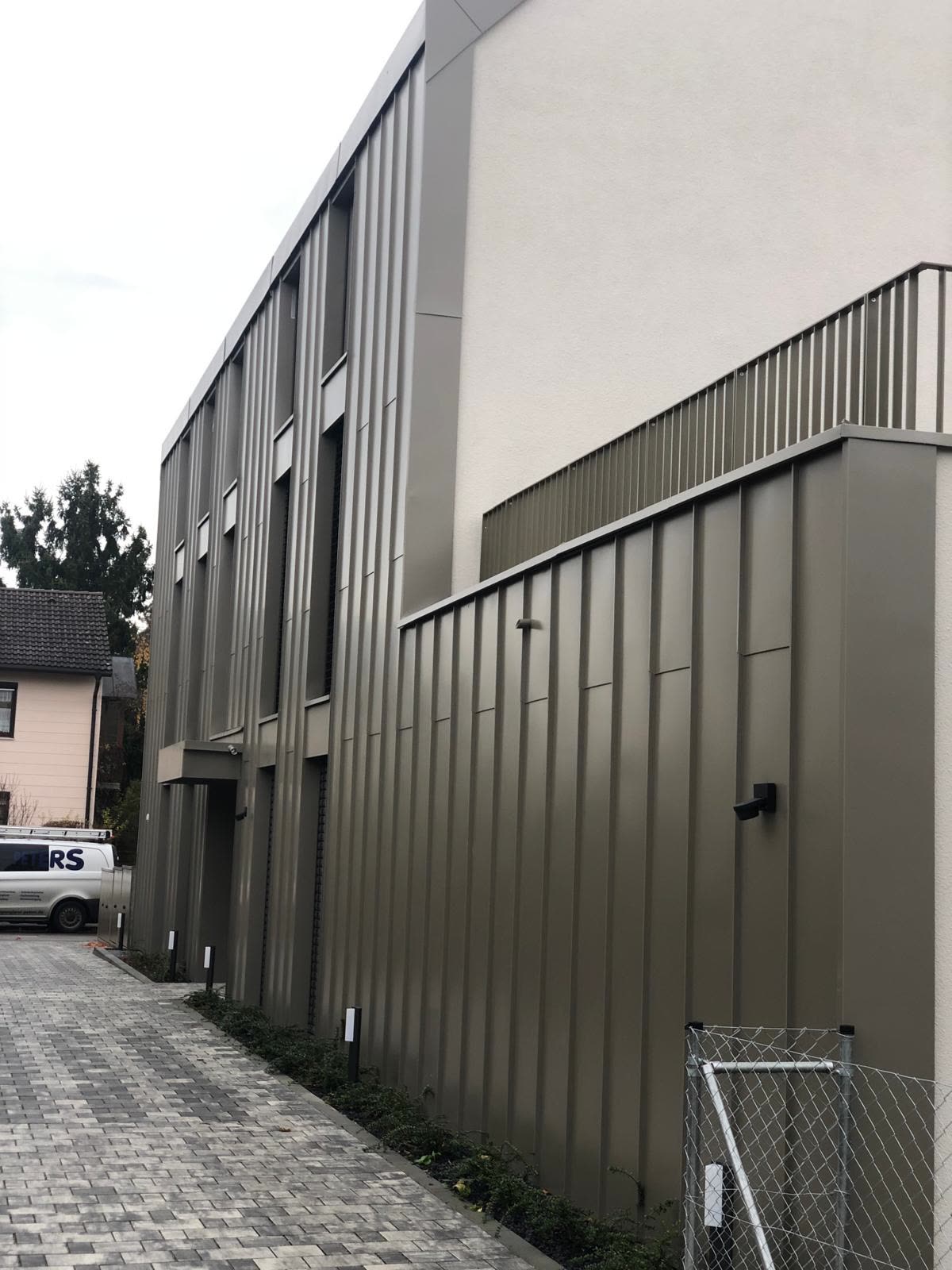 Metallfassade in Dunkelgrau – Spenglerei Peters